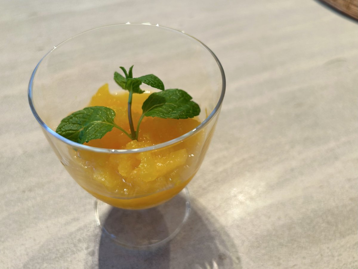 DietMan40's tweet photo. みかん缶だけで作るシャーベットが低カロリーで超簡単すぎ🍊

①みかんとシロップを分ける
②ジップロックに平たく入れて冷凍庫で1時間
③半冷凍状態のみかんを粗みじん切りにし、ミントと盛り付けたら完成！

たったの64kcal！みかん缶はシロップ抜けば低カロリーなのでダイエット中にもおすすめ！ https://t.co/1lcqgJwPym