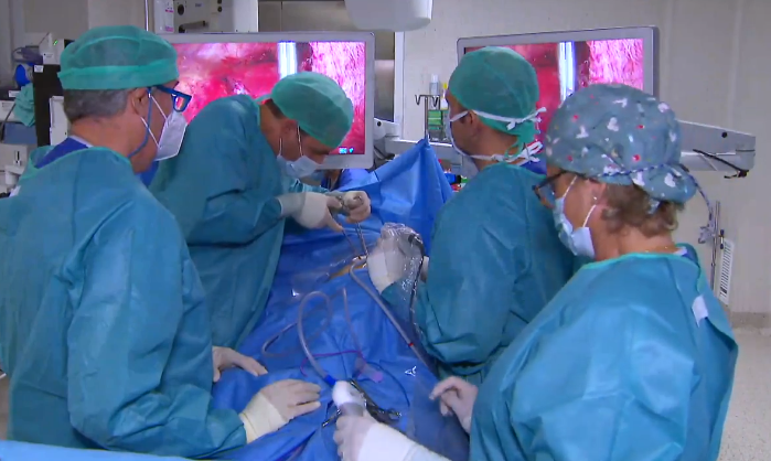 RuberInter's tweet photo. El robot Da Vinci S es capaz de hacer cirugías torácicas uniportales para extirpar nódulos pulmonares con excelentes resultados. El Dr. Régulo Ávila, cirujano torácico de nuestro hospital, te explica más sobre ello https://t.co/Kn5onIHjws vía @abc_es https://t.co/TcHKmBH5ZC