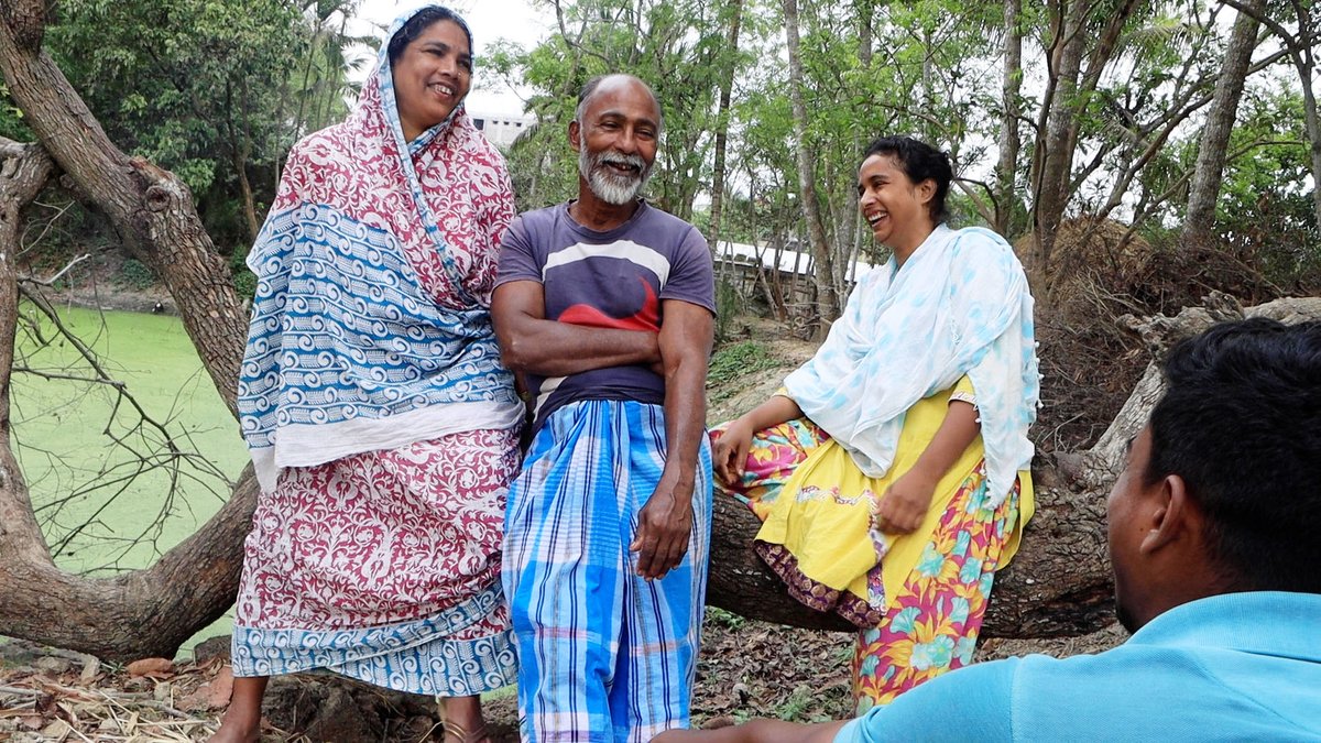 अपने परिवार की कहानी को कैमरे पर रिकॉर्ड करने के लिए एक युवा फिल्ममेकर पश्चिम बंगाल में अपने गांव लौटती है, लेकिन उसे नहीं पता था कि उसके खुद के जीवन का इतिहास उसके सामने यूं खुलता चला जाएगा.

देखिए रफीना खातून की शॉर्ट डॉक्यूमेंट्री फ़िल्म - मेड इन बेलदा 
bit.ly/3XL1q36