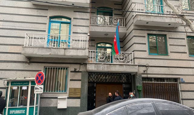 Azerbaycan'ın İran'ın başkenti Tahran'da bulunan büyükelçilik binasına kalaşnikofla saldırı düzenlendi. Saldırıda Tahran Büyükelçiliğinin Güvenlik Şefi ölürken iki güvenlik görevlisi yaralandı. Saldırgan yakalandı.

#azerbaycan #iran #tahran #saldırı #dünya  #CİNE1 #cine1haber