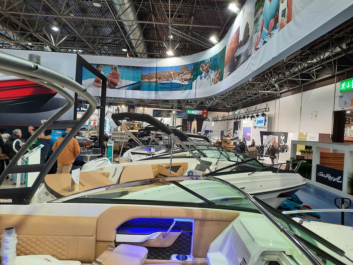 NauticaPalamos's tweet photo. El pasado fin de semana, el equipo comercial de Náutica Palamós viajó a Dusseldorf para asistir al Dealer Meeting de Sea Ray y al Salón Náutico de esta ciudad.
#NáuticaPalamós #boot2023 #boatlife #bootdusseldorf #embarcaciones #navegar #lanchas #boat https://t.co/GRJjhlsbBF