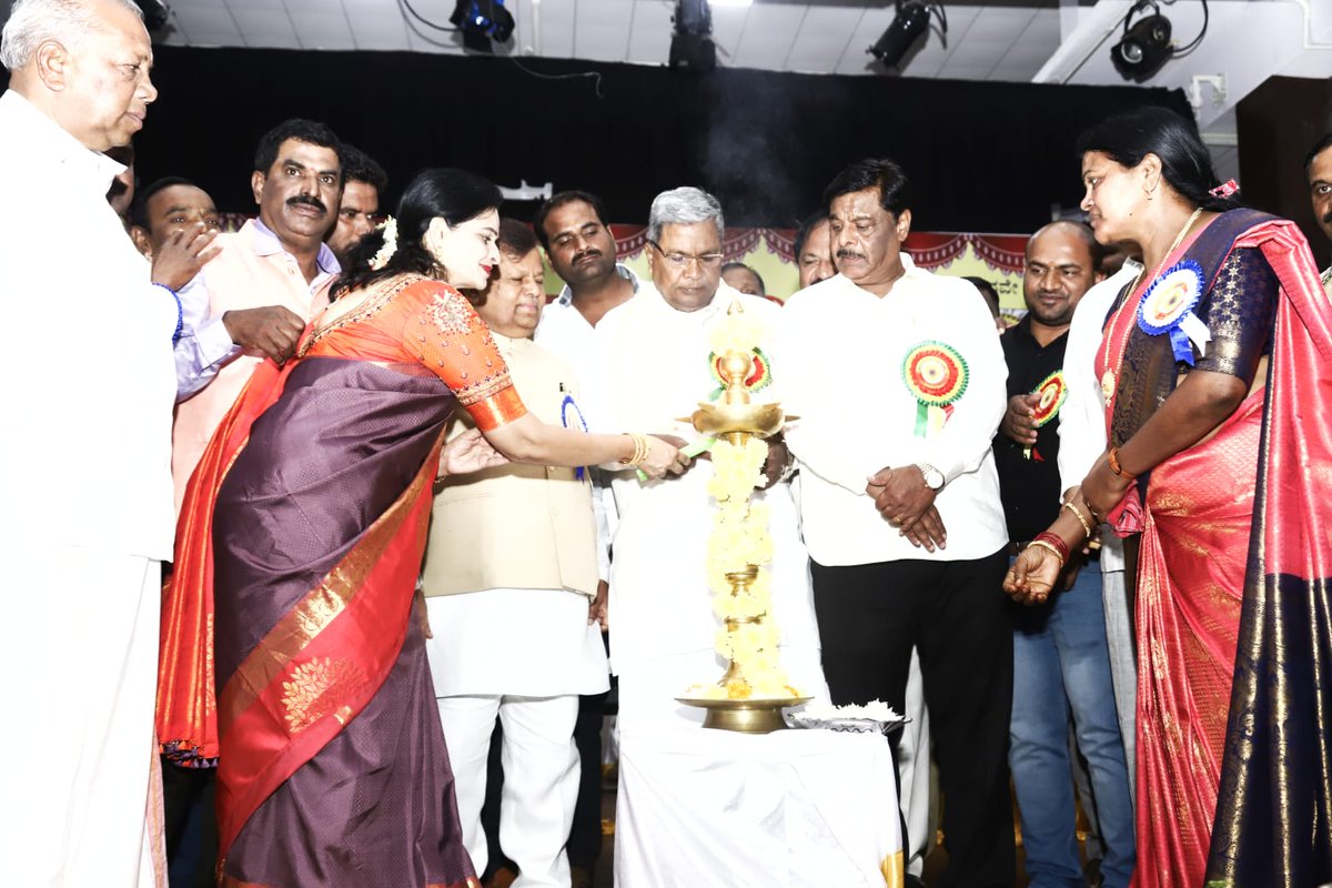 siddaramaiah's tweet photo. ಕನ್ನಡ ಜಾನಪದ ಪರಿಷತ್ ವತಿಯಿಂದ ಮೈಸೂರಿನಲ್ಲಿ ಇಂದು ಆಯೋಜಿಸಿದ್ದ ಸಮಾರಂಭದಲ್ಲಿ ಭಾಗವಹಿಸಿ, ಜಾನಪದ ಕ್ಷೇತ್ರದ ಸಾಧಕರನ್ನು ಸನ್ಮಾನಿಸಿ, ಗೌರವಿಸಿದೆ. https://t.co/gnW5Aw2KLK