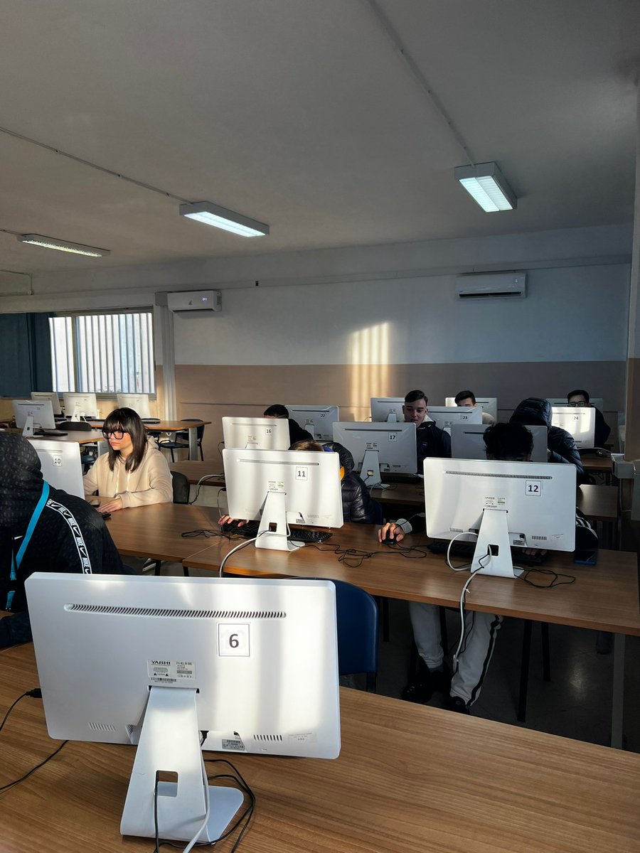 YCS_4Ds's tweet photo. 📊…WORK, WORK, WORK…📊
YCS a lavoro per analizzare i dati

#asoc2223  #ascuoladiopencoesione #abbandonoscuola 
#scuola
#regionecampania #comunediaversa #giovanirisorseperaversa  #europedirectcaserta #istatcampania https://t.co/TQVTiMHXRW