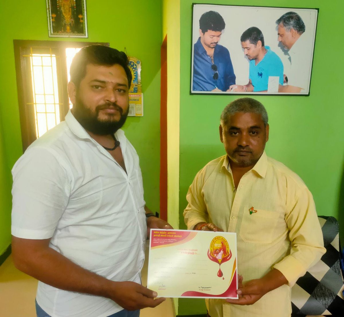 TVKHQ_Dindigul's tweet photo. தளபதி விஜய் குருதியகம் 🩸🩸மக்கள் தளபதியாரின் @actorvijay Anna ஆணைப்படி அவரின் ஆசியுடன் மாநிலபொதுச்செயலாளர் அண்ணன் 
திரு .புஸ்ஸிN.ஆனந்தex.MLA
@BussyAnand
அவர்களின் வழிகாட்டுதல்படி
திண்டுக்கல் மாவட்ட தலைவர் 
திருL.தர்மா @dharma68722291
அவர்கள் ஒப்புதலோடு
🩸🩸🩸(TVK) 🩸🩸🩸 https://t.co/sir6GZ5Dqp