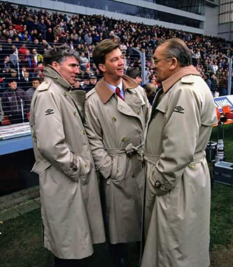 JeanPaulRison's tweet image. Als ze dan toch schoon aan het maken zijn bij Ajax: pleur dat Replay eruit, bring back de Umbro-regenjas.