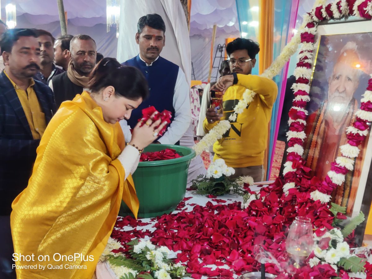 priyankaMP_BBK's tweet photo. हैदरगढ़ की माटी के लाल, ज़मीनी जननेता पूर्व विधायक आदरणीय सुंदर लाल दीक्षित जी की तेरहवीं में शामिल होकर पुष्पांजलि अर्पित कर अपनी सवेंदना प्रकट की।

ईश्वर दिवगंत आत्मा को अपनी श्रीचरणों में स्थान दे, ओम शांति।

@Bhupendraupbjp @idharampalsingh https://t.co/H7hD68DzYe