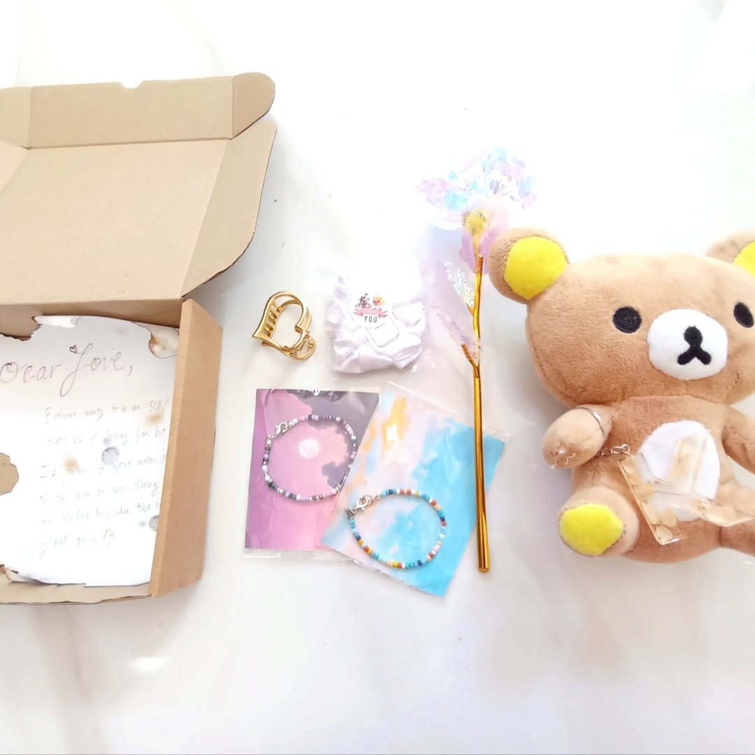 AMNLCrafts's tweet photo. Avail of our different set bundles for this Valentine's Day, customization of beaded crafts is free! (Jan 27 - Feb 11)
AVAIL SET 1 FOR P260 ONLY! 🖤
- Tulip Hair clip 
- Couple beaded bracelet 
- Resin letter keychain
- Handmade letter  
- Stuffed toy 
- Scrunchie 
#giftideas https://t.co/oz0zEczgyt