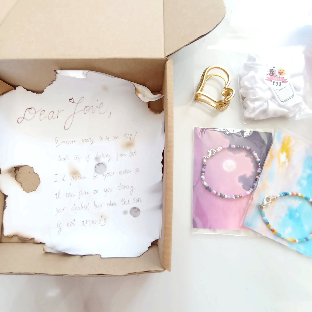 AMNLCrafts's tweet photo. Avail of our different set bundles for this Valentine's Day, customization of beaded crafts is free! (Jan 27 - Feb 11)
AVAIL SET 1 FOR P260 ONLY! 🖤
- Tulip Hair clip 
- Couple beaded bracelet 
- Resin letter keychain
- Handmade letter  
- Stuffed toy 
- Scrunchie 
#giftideas https://t.co/oz0zEczgyt