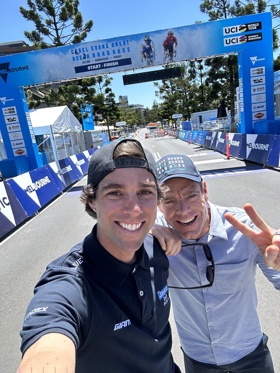 GreenEDGEteam's tweet photo. But first, let me take a selfie! 🤳 

@CadelRoadRace @CadelOfficial @blingmatthews #CadelRoadRace 🇦🇺 https://t.co/Yu3YQpu1bz