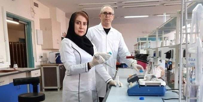 HSarrafpour's tweet photo. پس از شکست پروژه #زن_زندگی_آزادی، یادی کنیم از دکتر رویا صالحی و مهدی عدالتی، دو عضو هیئت علمی دانشگاه علوم پزشگی تبریز، که پس از سالها تلاش، انحصار داروی بندآورنده خون #STAgel را شکستند!
پیش از این، تنها سه شرکت در آمریکا، آلمان، چک انحصار تولید آنرا داشتند. https://t.co/fxP32i4Dx2