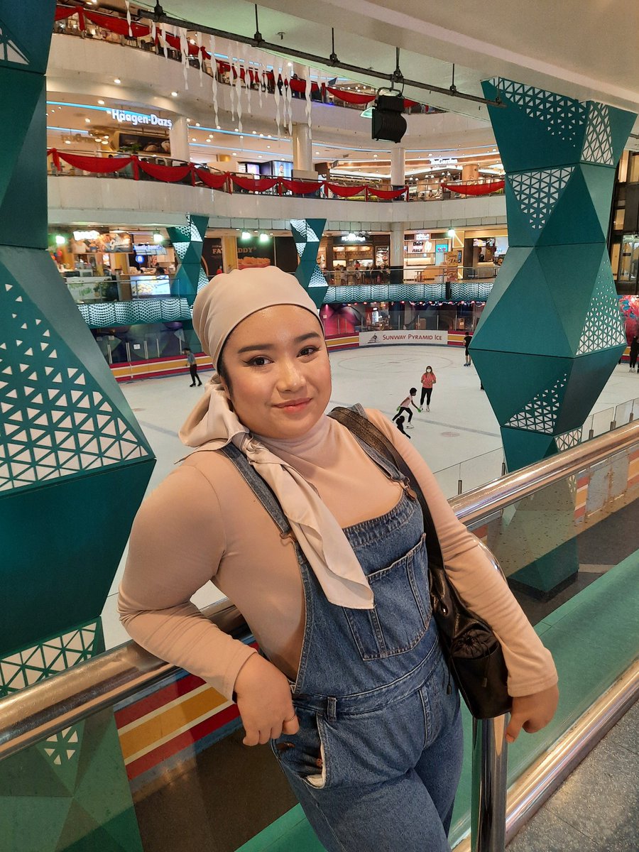 NoorFazwin's tweet photo. Ice ice baby!! ❄
#sunwaypyramid
#skatingring https://t.co/D6CE9fVSQl