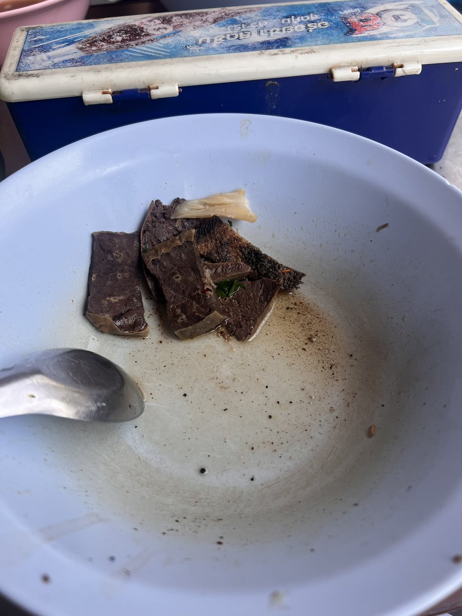 afewifound's tweet photo. สุ่มเจอร้านก๋วยเตี๋ยวเนื้ออร่อยเฉย แถวไปรษณีย์กลางบางรัก ร้านเขาอยู่หน้าซุ้มประตูวัดม่วงแค น้ำนัวที่ 1 แล้วแบบ ไส้เขานิ่มไม่เหม็นเลิฟมาก เนื้อสดก็ลวกมาแบบนุ่มๆ ชุ่มเลือด(หยอกกก) อร่อยแค่ไหนดูสภาพชาม พอดีเราจะสั่งไม่เครื่องในแต่ไม่ทันก้เลยเหลือ แงงง เสียใจพี่เขาเดินไวไป @aroii https://t.co/dh9EW2PhRi