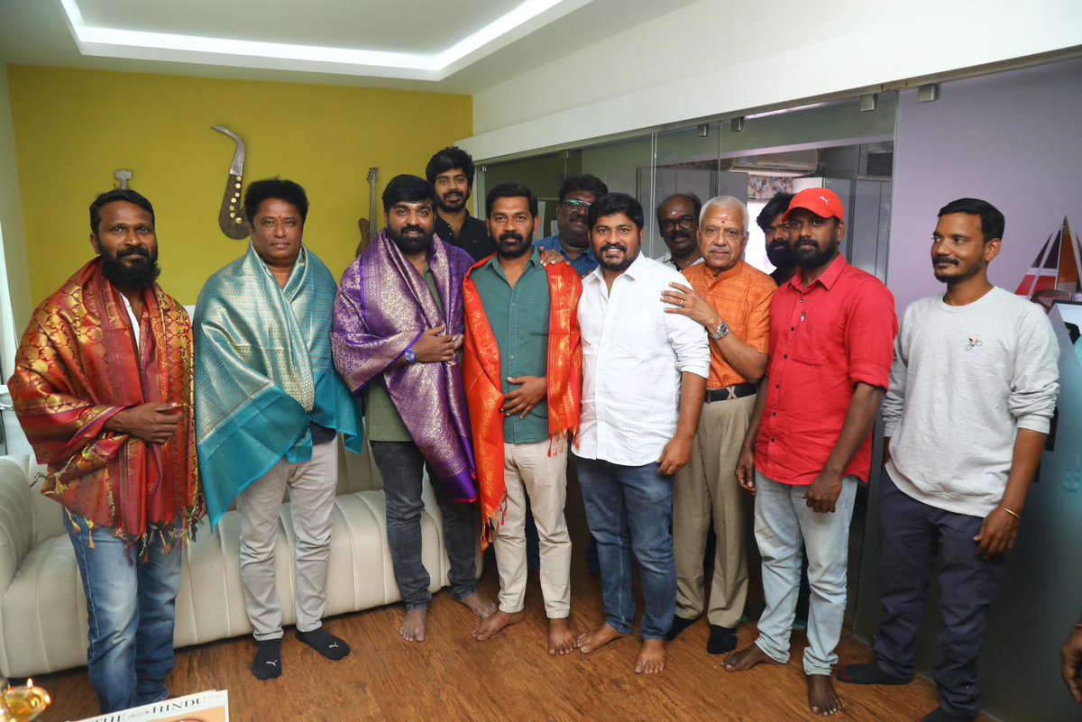 veonetamil's tweet photo. Dubbing starts today for #Viduthalai Part-1 

💰 @rsinfotainment @elredkumar
A #Vetrimaaran Directorial
An @ilaiyaraaja Musical 
A @RedGiantMovies_ theatrical release 

@sooriofficial @VijaySethuOffl   @BhavaniSre @GrassRootFilmCo @RedGiantMovies_ @PeterHeinOffl https://t.co/hLR5LGjdHL