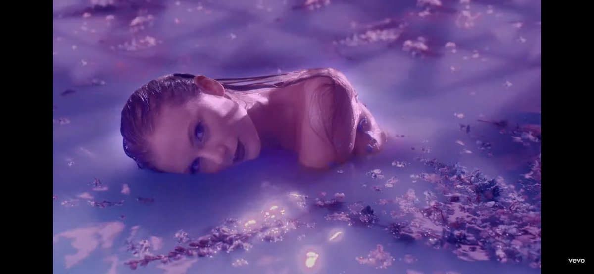 LaPuercaylor's tweet photo. TAYLOR SWIFT THE WOMAN THAT YOU ARE 

#LavenderHazeMusicVideo https://t.co/pdPBqvYNxK
