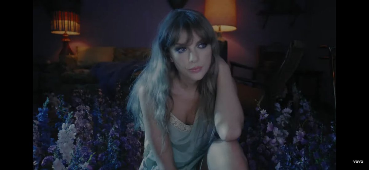 LaPuercaylor's tweet photo. TAYLOR SWIFT THE WOMAN THAT YOU ARE 

#LavenderHazeMusicVideo https://t.co/pdPBqvYNxK