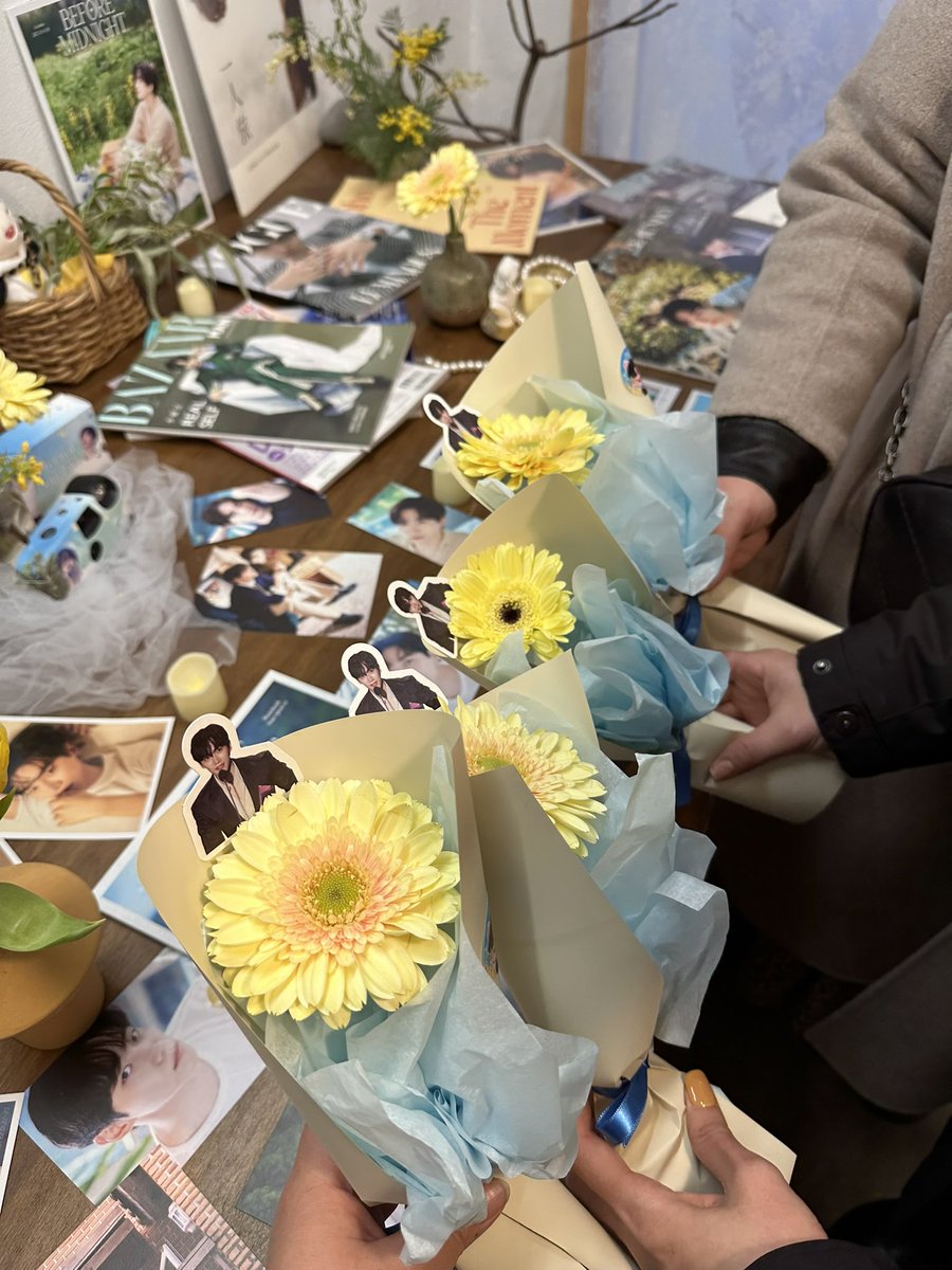 kim_cat_meow's tweet photo. 10. 𝑬𝒕𝒆𝒓𝒏𝒂𝒍 𝑺𝒖𝒏𝒔𝒉𝒊𝒏𝒆
플라워헤아

2023 준호 생일 투어 마지막은
이터널선샤인💛 디자인 다 너무 내취향! 카메라 실물 너무 예뽀😻
마감 도와주고사진두 얻구🫶 
예쁜 거베라 한송이🌼로 생일 투어 끝!
완벽한 마무리였어

#Eternal_sunshine_junho_day
#영원한_햇살_준호의_날이야 https://t.co/qhiNgsP0gT