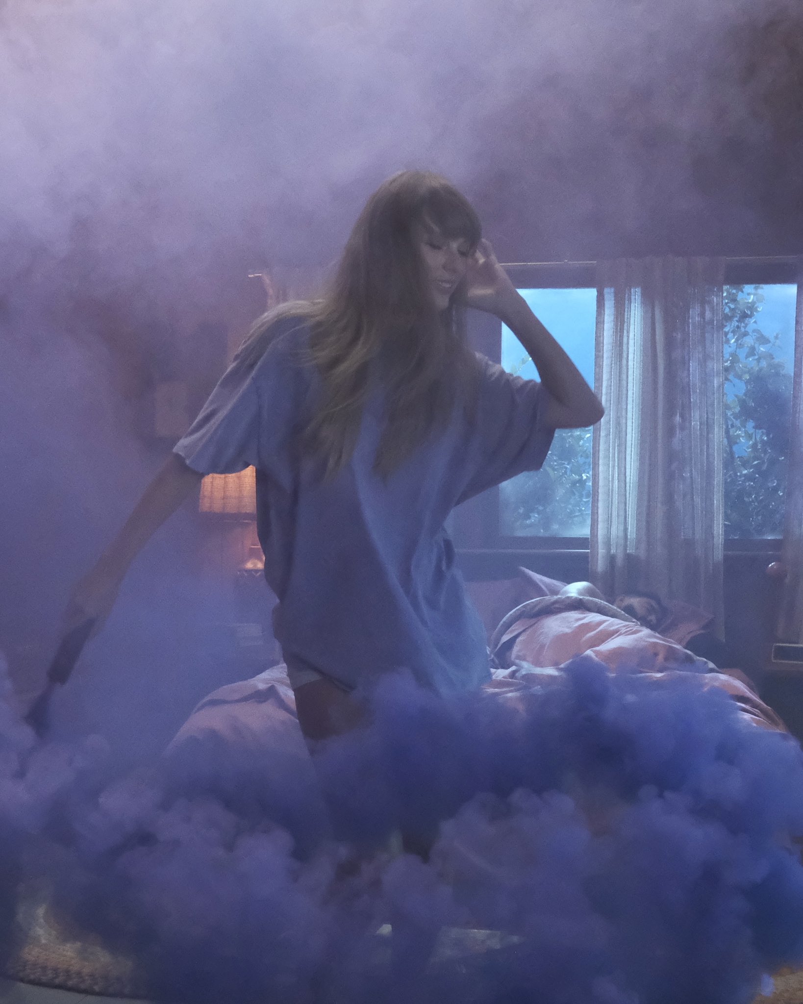Taylor Swift “Lavender Haze” (Video) SOUND IN THE SIGNALS