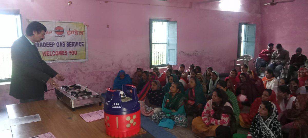 ioclpunjab's tweet photo. #SafetyClinic on #LPG by Pradeep Gas,at Anjoli,Sirmaur under IDO Shimla @ioclpunjab
Customers briefed about Safe kitchen practices, ideal installation, PDC, emergency helpline, general safety, #Compositecylinder #Chhotu etc.
@DirMktg_iocl 
@IndianOilcl 
#Lpgsafety https://t.co/huvlrj9YqL