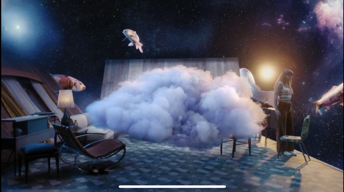 LaPuercaylor's tweet photo. Oh? Los peces Koi son otra referencia a Speak Now #LavenderHazeMusicVideo https://t.co/xM3JgFyr0f