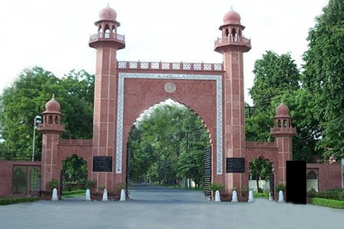 ians_india's tweet image. A video from #AligarhMuslimUniversity went viral on social media, shows students purportedly chanting 'Allah-hu-Akbar' (God is great) during the #RDay celebrations.

Proctor of AMU, Wasim Ali, said order has been issued to investigate the matter.