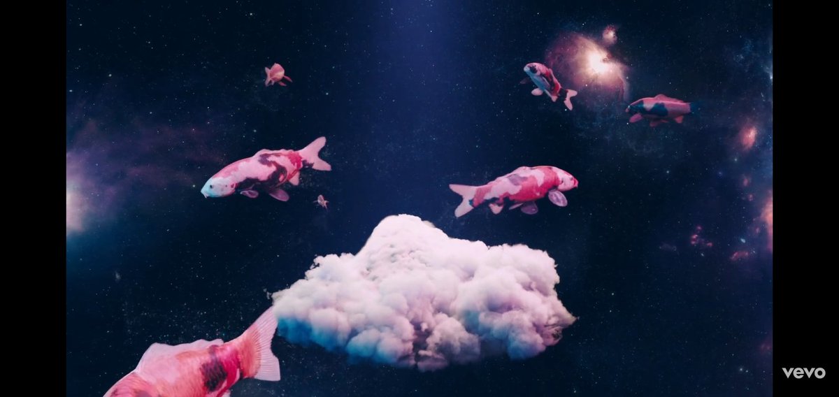 pacificoo_swift's tweet photo. the koi fish are hints!!!!

koi fish day = july 7th

july 7th is a FRIDAY!!!!

#LavenderHazeMusicVideo https://t.co/Xs3HeGAz1h