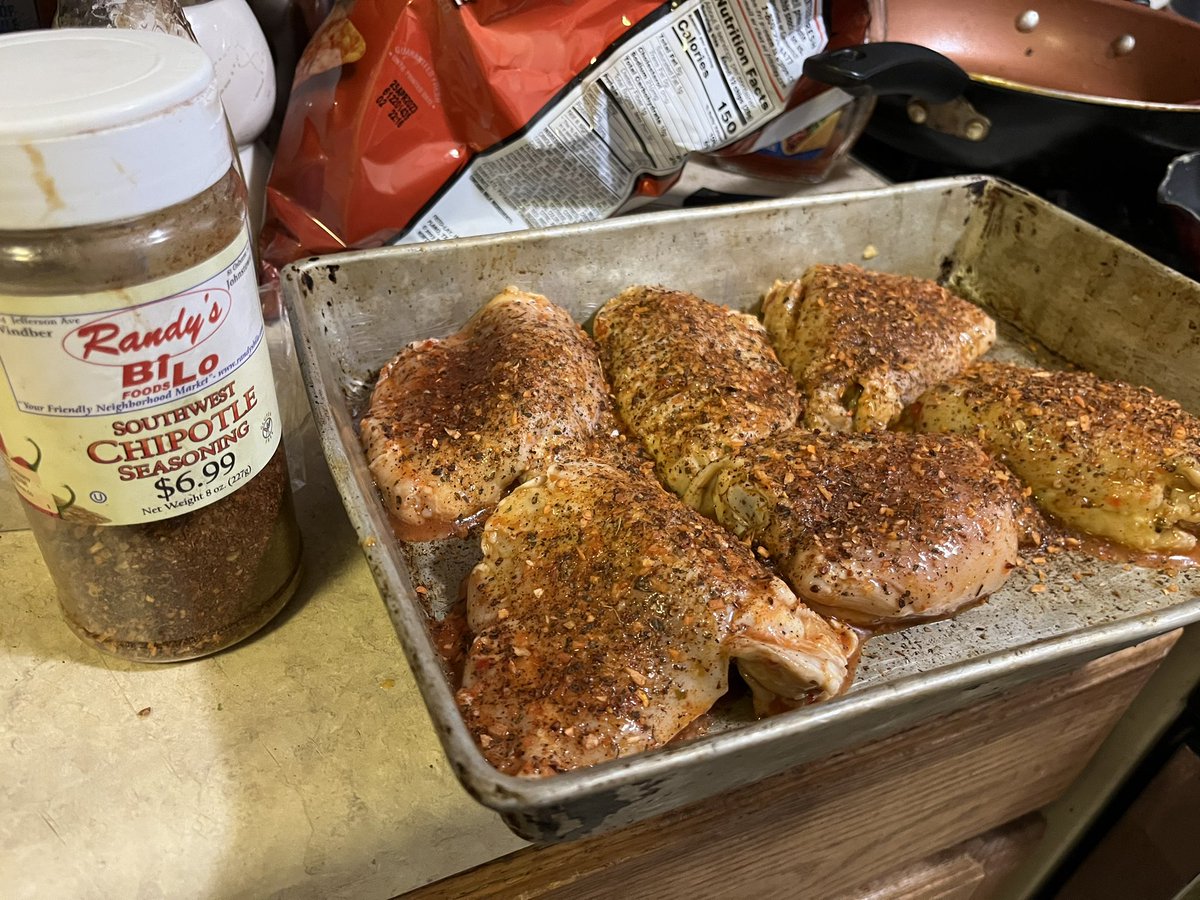 toddly42002's tweet photo. Yes it’s 27°. Yes it’s snowing. Yes I’m grilling.  #Chickenthighs. Soaked for 3 days. #Italiandressing and #FranksRedHot. 2 to 1 ratio. Seasoned with #southwestchipotle. #CookingWithTodd https://t.co/wsJRCPWits