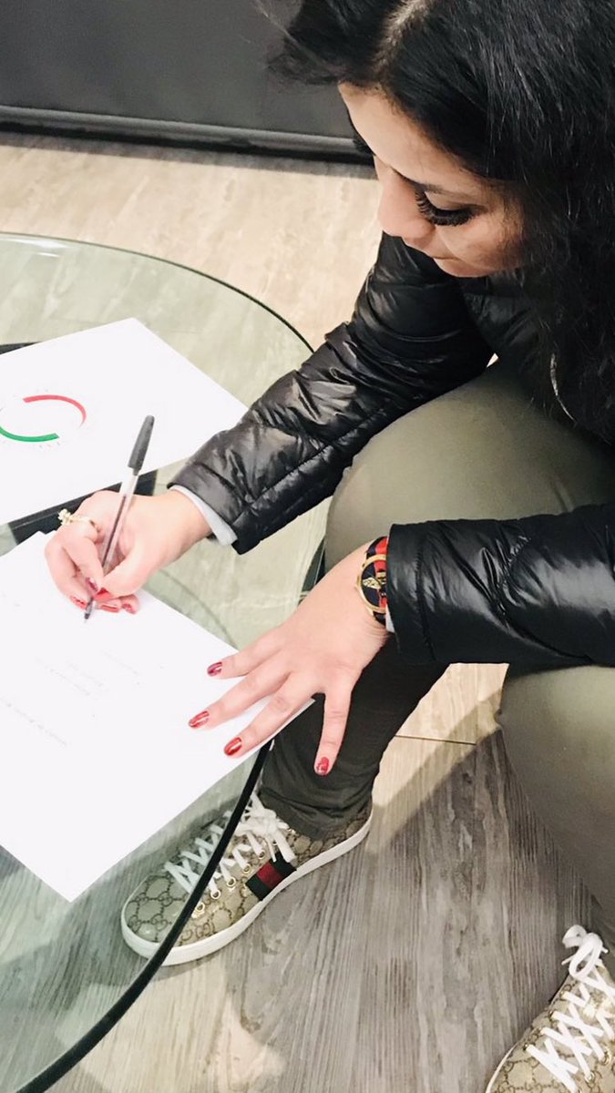 nora8a's tweet photo. Amante de marcas de lujo como Balenciaga, Burberry, Gucci @ClauBalderasMX gasta miles de $$$ en ropa pero no paga la renta en meses de la casa que habita ya ilegalmente, pues hace 6 meses le pedí la entregara y  +bien dejo de pagar. Su ayuda @MorenaSenadores, abusa de 1 ciudadana https://t.co/4eC9u4LfFN