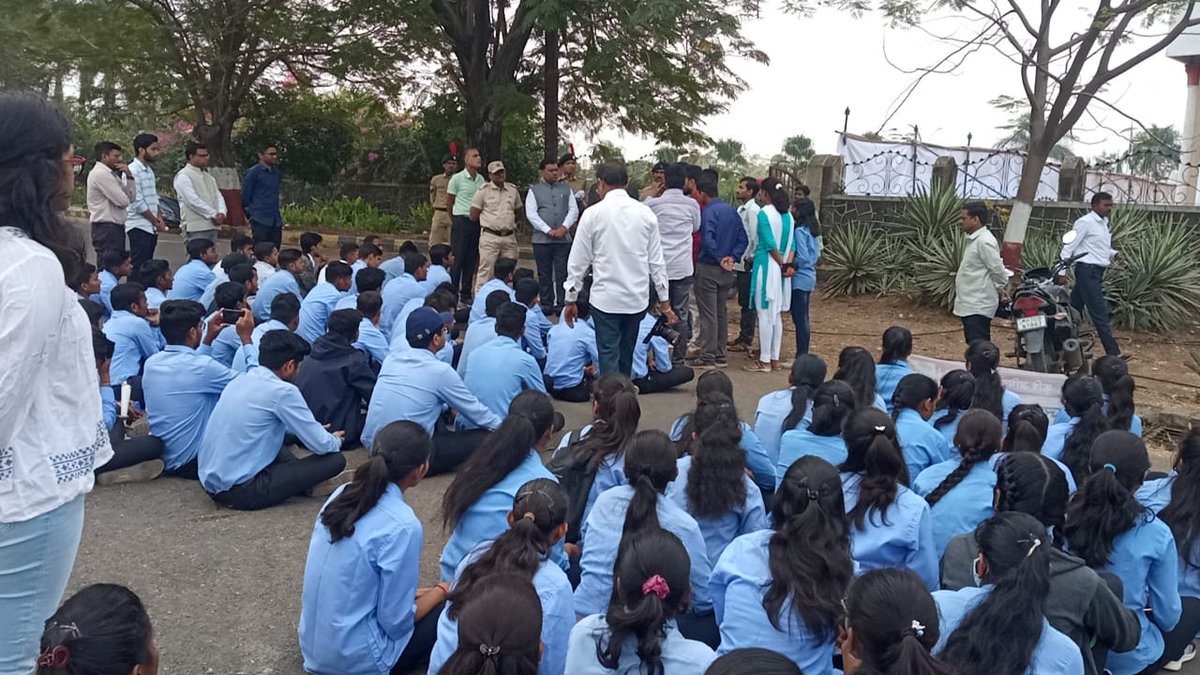 prerna_puranik's tweet photo. कालांतराने नामुष्कीने ही महत्वाची पदवी बंद करावी लागु शकते आणि प्रश्न फक्त कृषी अभियंत्यांच्या अधिकारांचा नाही तर यात शेतकर्‍यांचेही खूप मोठे नुकसान आहे कारण जनावरांचा डॉक्टर जसा माणसांचा उपचार करू शकत नाही तसेच कृषी क्षेत्रात कृषी अभियंत्याची जागा कुणीच भरू शकत नाही. https://t.co/4L4oRpyUgI