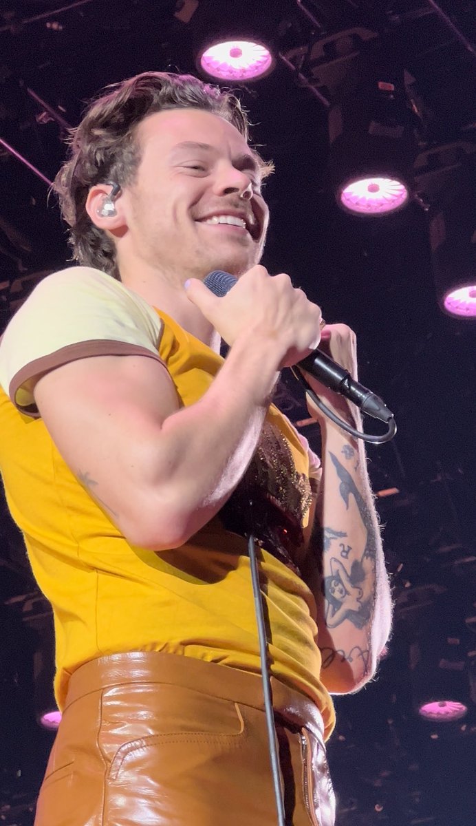LHHTour's tweet photo. 📸| Hermosa secuencia de Harry esta noche 🥺🥺🥺💛💛
#LoveOnTourLA 
©curiouslyhoran https://t.co/X3hxd2GQEz