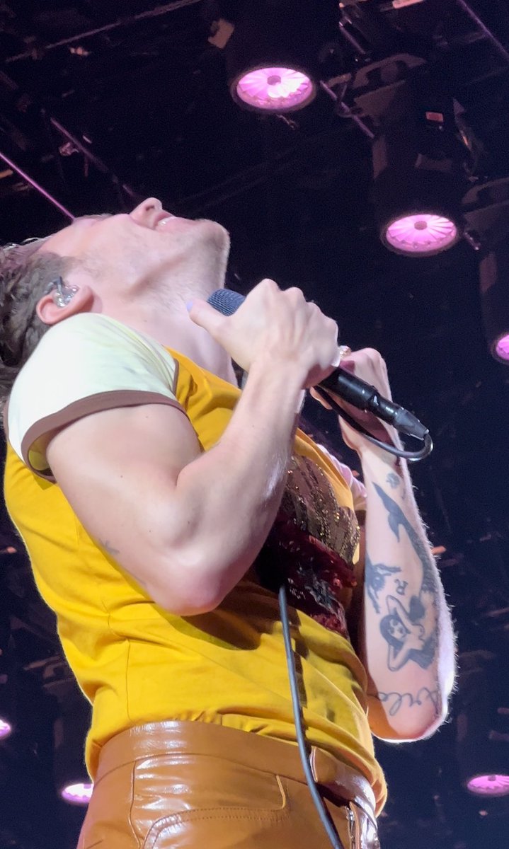 LHHTour's tweet photo. 📸| Hermosa secuencia de Harry esta noche 🥺🥺🥺💛💛
#LoveOnTourLA 
©curiouslyhoran https://t.co/X3hxd2GQEz