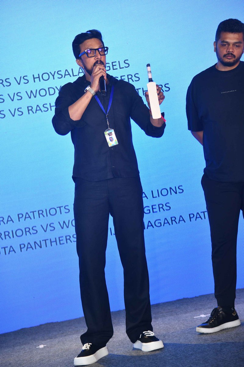 PoojaSuniramana's tweet photo. Kiccha Sudeep at karnataka chalanachitra cup season 3 - auction.
@KicchaSudeep
#KicchaSudeep #KicchaSudeep𓃵 #KicchaBOSS #kiccha #Sudeep #KCC3 #KCCAuction #KCC3 https://t.co/tpJIAuAP1c