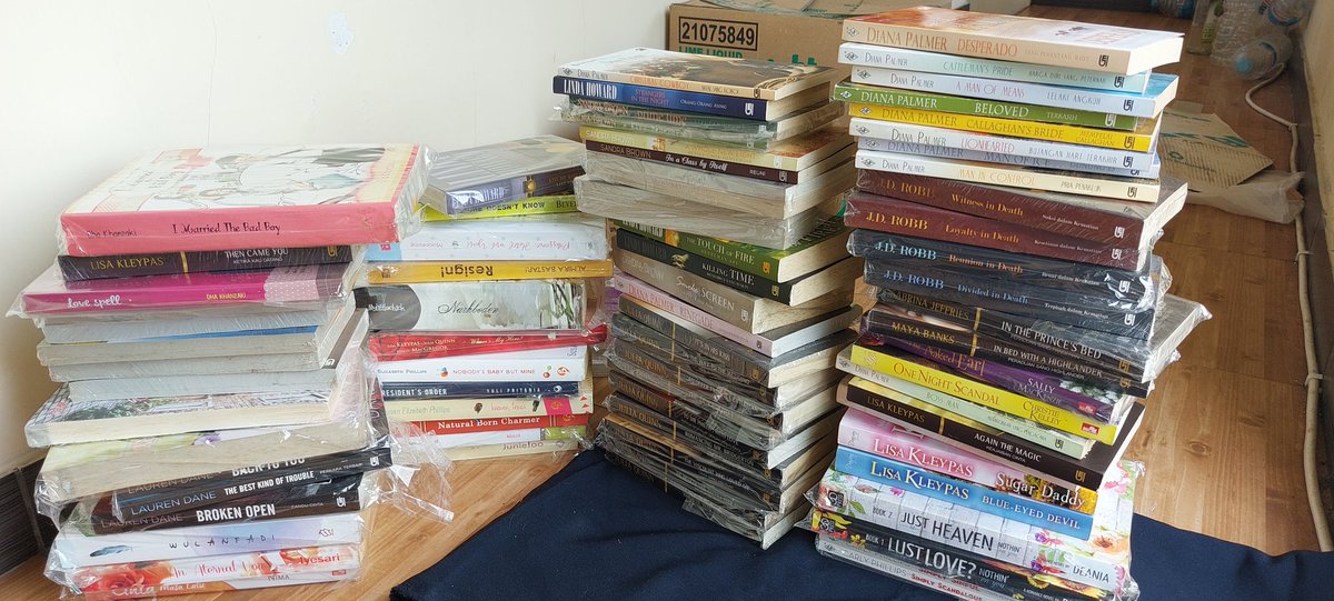 sepertigaechan's tweet photo. jual aja si ini. Uda g sanggup liat tumpukan novel-novel aduhai ini :'))
JD.Robb, Lisa Kleypas, Julia Quinn, Diana Palmer dan author² kesayangan, huhuhu BYEEEE https://t.co/c3faJFp3Rw