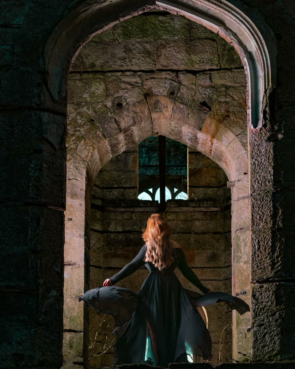 Philmcphotos's tweet photo. The Haunting - the wind (or ghostly spirits) flowing through the ruins of Dunmore House, Falkirk giving the dress a bewitching look. The ruins were used as the field hospital during series 1 of Outlander #scotland #outlander #outlanderlocations #eosr7 #edinburghmodel https://t.co/8OqWSCReSC