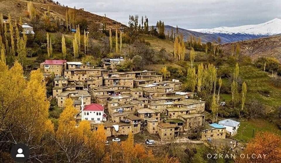 Sri Lanka’da düzenlenen uluslararası fotoğraf yarışmasında Bitlis Hizan Uzuntaş köyü fotoğrafı birinci olarak altın madalya aldı. 
Tebrikler 

Fotoğraf: Muhammed Doğantemur