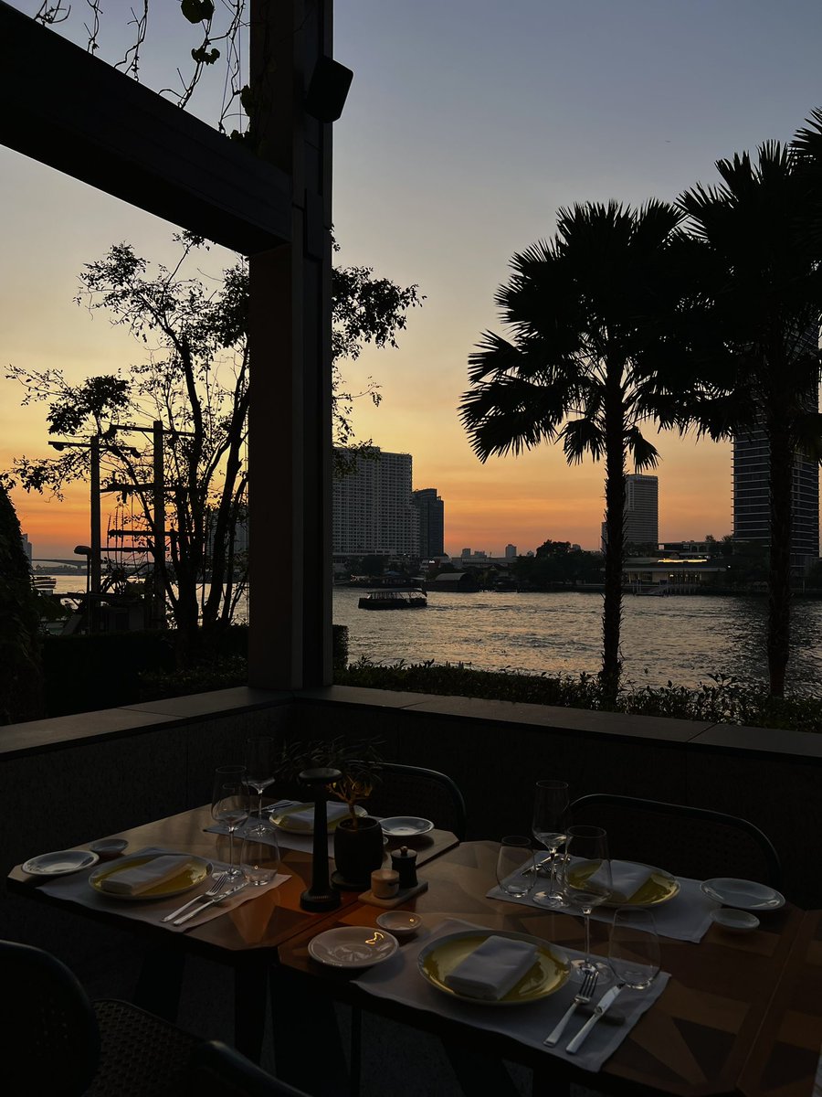 Reviewhaifung tweet media