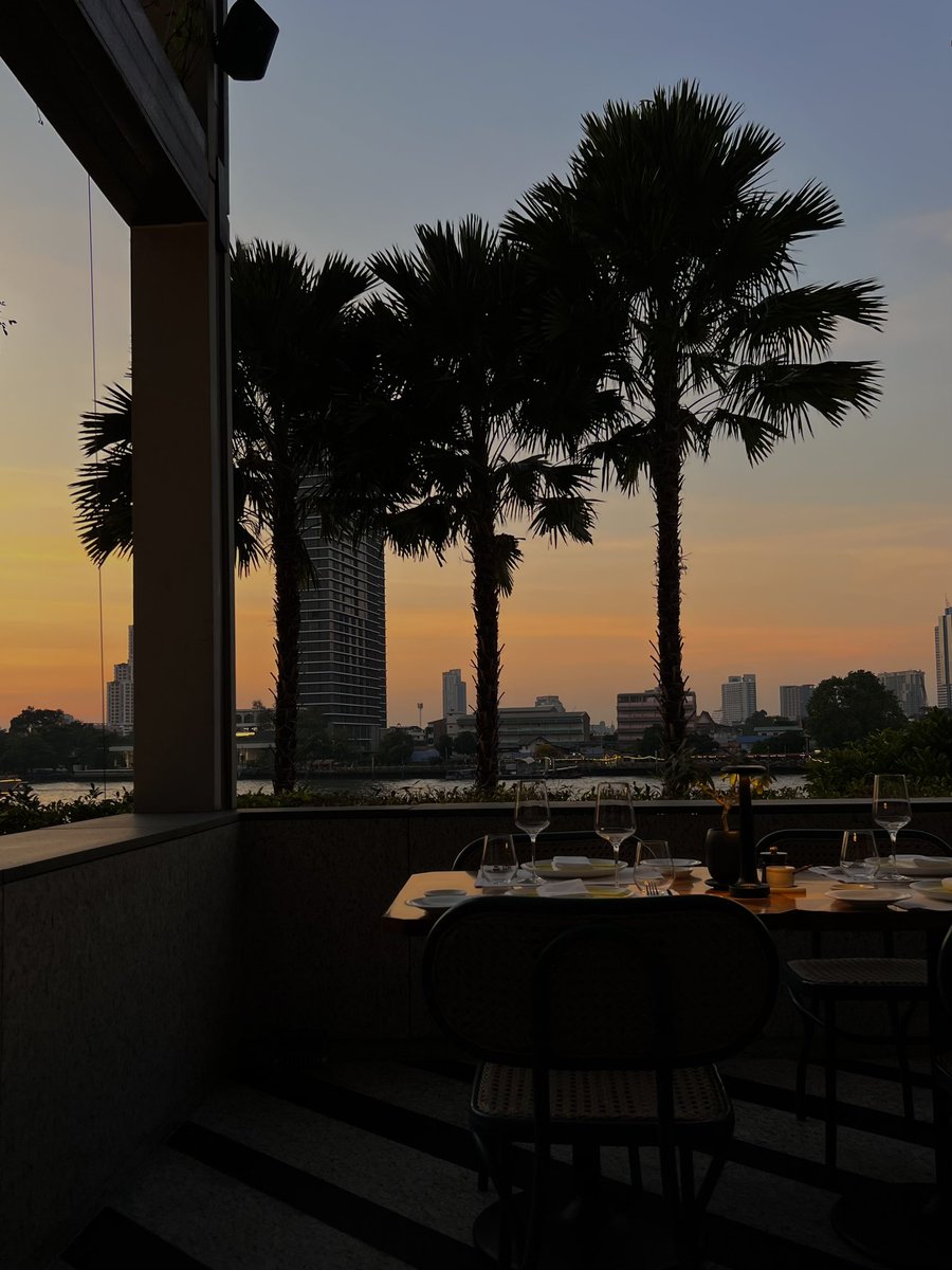 Reviewhaifung tweet media