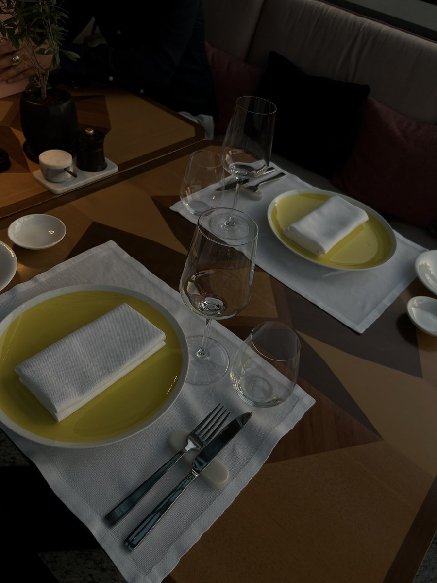 Reviewhaifung tweet media