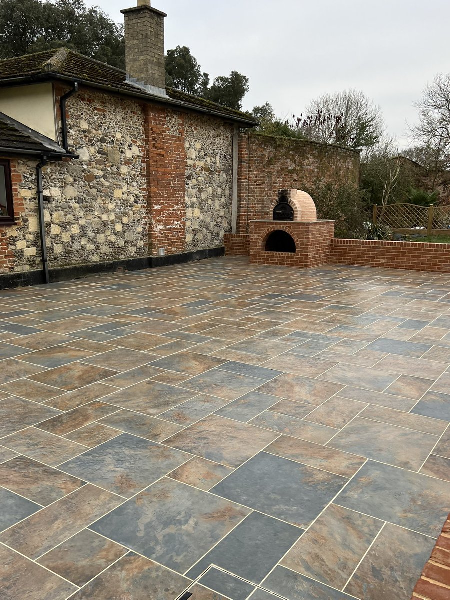 Completed photos of a new @BradstoneUK porcelain patio recently completed in #suffolk Bradstone Vetusto in dune, along with new garden wall and bespoke pizza oven #bradstone #porcelain #bricklayer #suffolk #coast #jdma #eastanglia