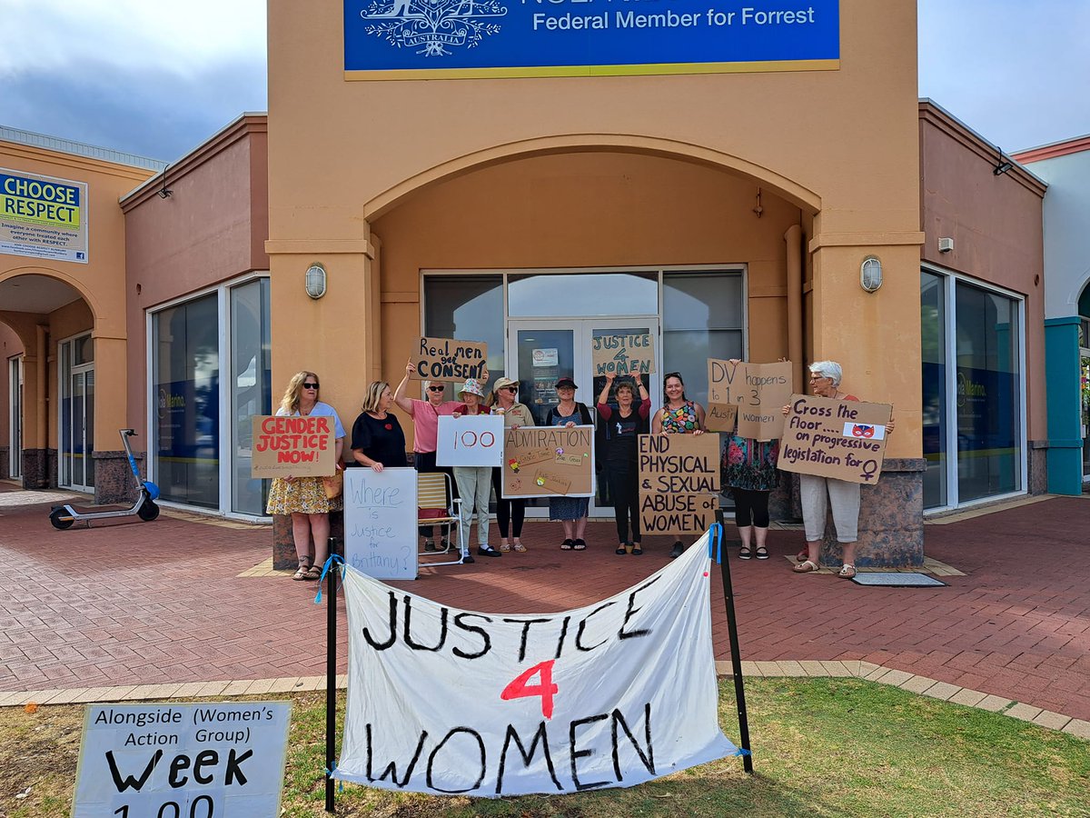 Bridie_OOJ's tweet photo. This morning, the ONE HUNDREDTH vigil outside @NolaMarinoMP's office took place.

She STILL hasn't bothered to venture outside to speak to @AlongsideWomen... 🙄

We'll keep turning up, Nola, until you do.

#EnoughIsEnough #auspol https://t.co/Tg6EBl3bHd