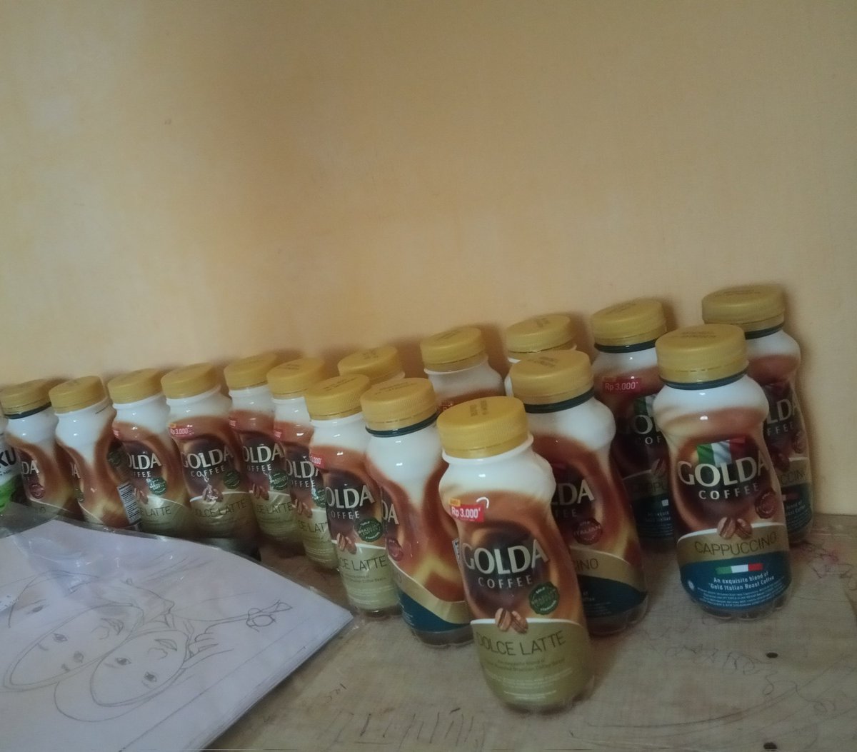 Nona_Tujuhbelas's tweet image. Teruntuk yg produksi Golda tolong jangan berubah ya. Jangan kek jajanan lain yg makin lama makin menciut. Saya fans beratmu jangan kecewakan saya. Cukup dia yg dimasa lalu aja yg bikin saya kecewa kamu jangan. #goldaselalumenggoda #wingsfood #dolcelatte #cappuccino
#goldacoffee