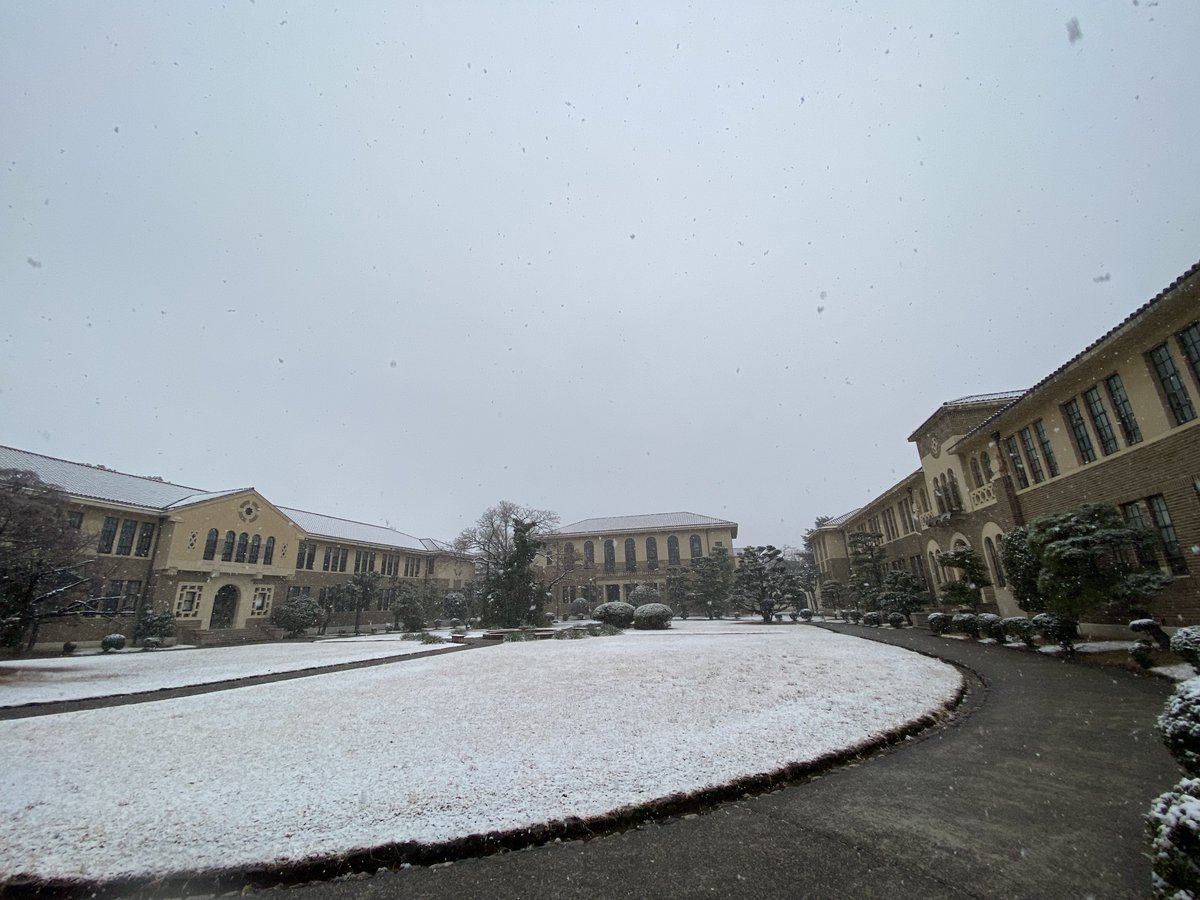 kobe_college's tweet image. 【キャンパス風景：雪】
※2023年1月27日（金）朝撮影
#神戸女学院
#雪
#岡田山キャンパス
#文学館
#理学館
#図書館本館
#総務館
#ソールチャペル
#シェイクスピアガーデン