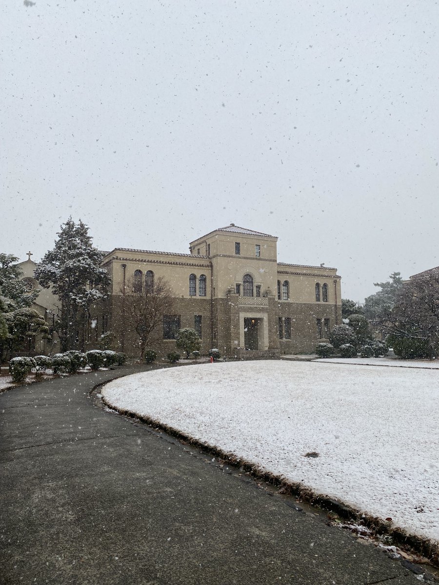 kobe_college's tweet image. 【キャンパス風景：雪】
※2023年1月27日（金）朝撮影
#神戸女学院
#雪
#岡田山キャンパス
#文学館
#理学館
#図書館本館
#総務館
#ソールチャペル
#シェイクスピアガーデン