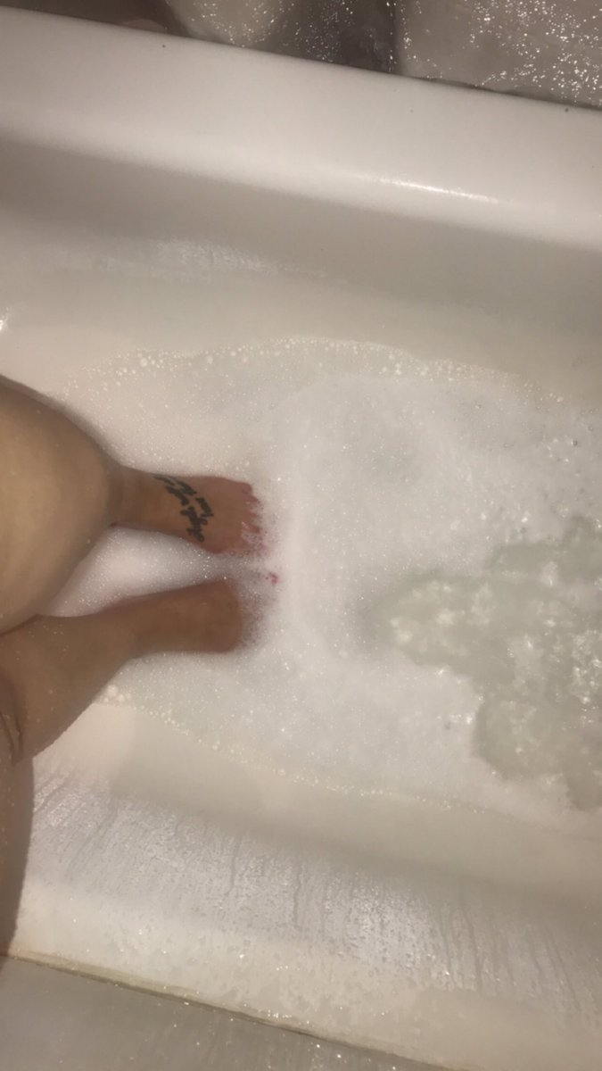 CapitalK69's tweet photo. Oil or hot wax 🤔👣🦶
Im gonna do both 🥰
Tune in to see more sexy feet videos or pics https://t.co/kpUYl7DaEc 🤍 available to you for you by me 🖤 #LetsGetSensual https://t.co/oWfFaz6D0O & did I mention you can subscribe to a 7 day free trial 🎉 all you have to do is click https://t.co/TSemn7OHBm