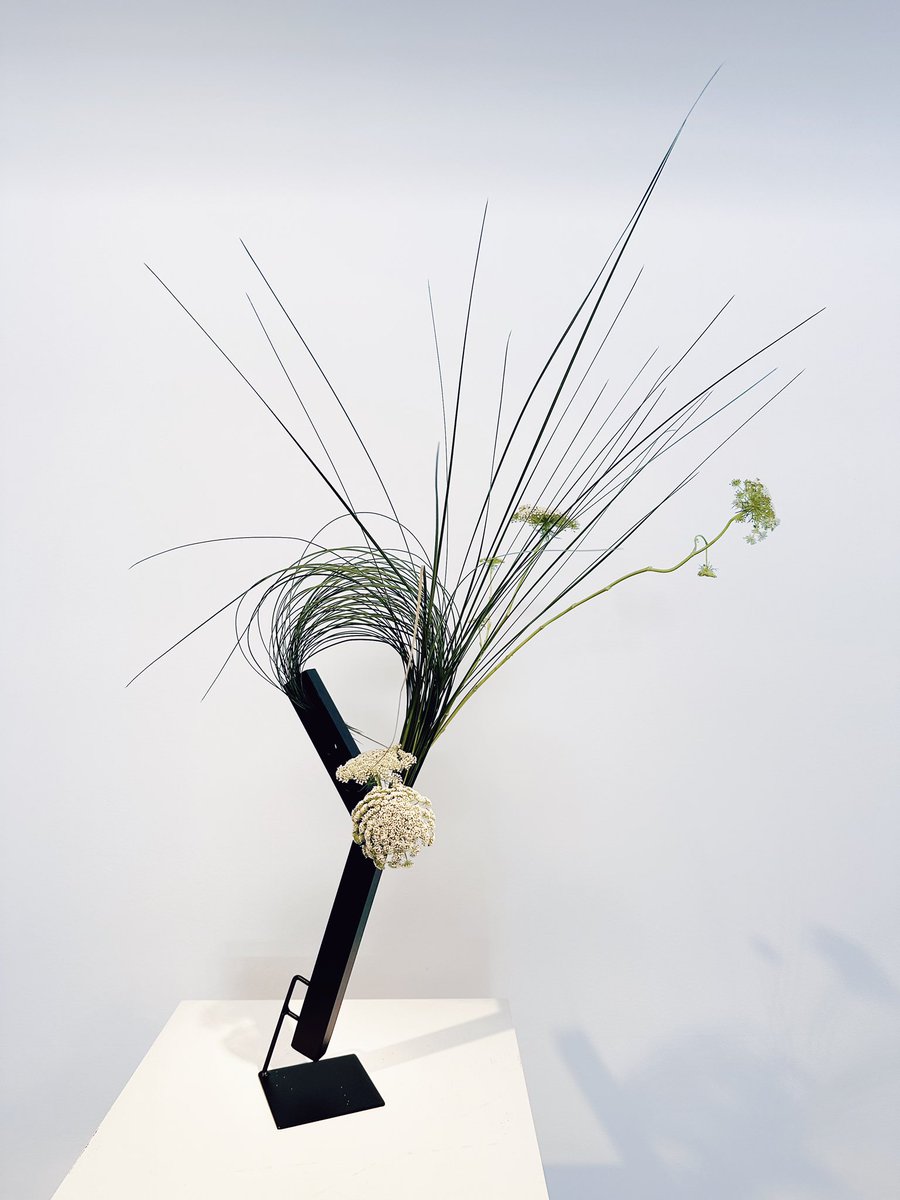 Minimalist and modern ✨〰️🍃 enjoy a moment of contemplation this weekend with our new ikebana arrangement by Ester Yu – on display now at GOMA.

#IkebanaFriday #MuseumBouquet #QAGOMA #IkebanaBrisbane #sogetsuikebana #StillLifeNowGOMA #esteryu