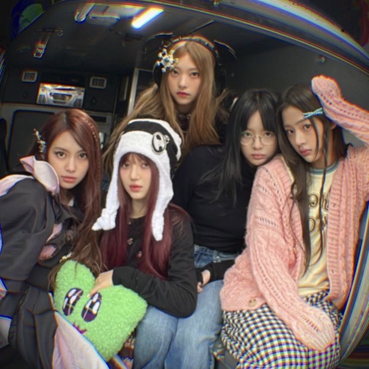 TAGS4NWJNS's tweet photo. [📢] NewJeans will be attending Musicbank later with SPECIAL MC Minji!! ❤️

🕔5:05PM KST
LIVE on KBSWORLDTV YouTube

✏️Tag Drop starts at 4PM KST, Do Not use these tags before than

{MUSICBANK SPECIAL MC MINJI
#.MC민지x무뱅
NEWJEANS ON MUSICBANK
#.NewJeansOnMubank
@NewJeans_ADOR} https://t.co/Cn2sjL1gxL