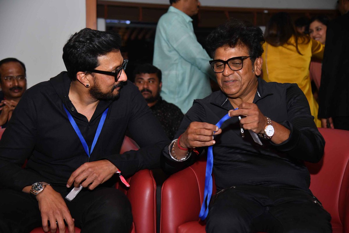 PoojaSuniramana's tweet photo. Dr Shivrajkumar & Kiccha Sudeep at the KCC season 3 auction.
@NimmaShivanna @KicchaSudeep
#Shivanna #DrShivarajkumar #KicchaSudeep𓃵 #KicchaBOSS𓃵 #kiccha #KicchaSudeepa #KCC #KCC3 #KCCAuction https://t.co/yDOWAuk1Cj