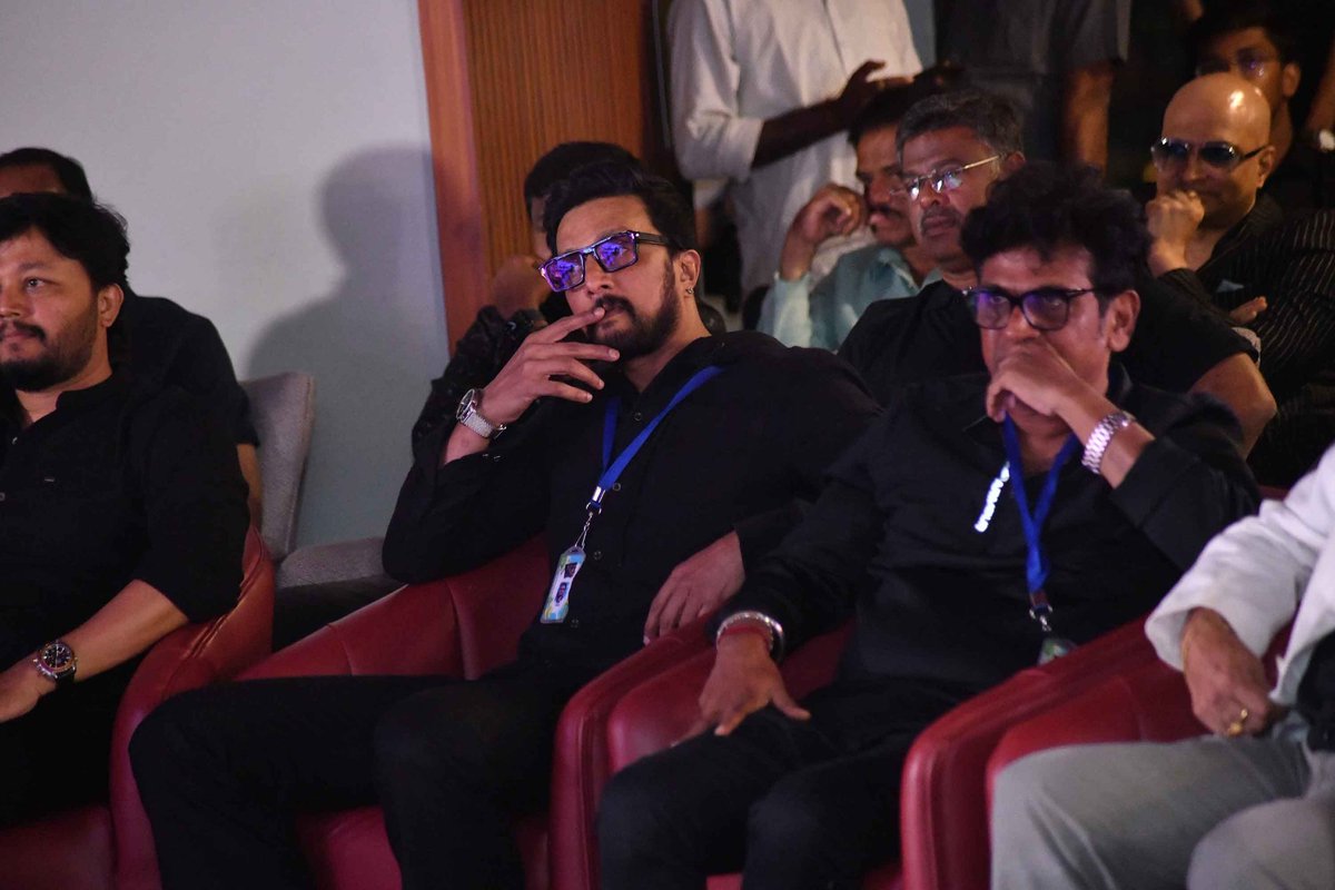 PoojaSuniramana's tweet photo. Dr Shivrajkumar & Kiccha Sudeep at the KCC season 3 auction.
@NimmaShivanna @KicchaSudeep
#Shivanna #DrShivarajkumar #KicchaSudeep𓃵 #KicchaBOSS𓃵 #kiccha #KicchaSudeepa #KCC #KCC3 #KCCAuction https://t.co/yDOWAuk1Cj