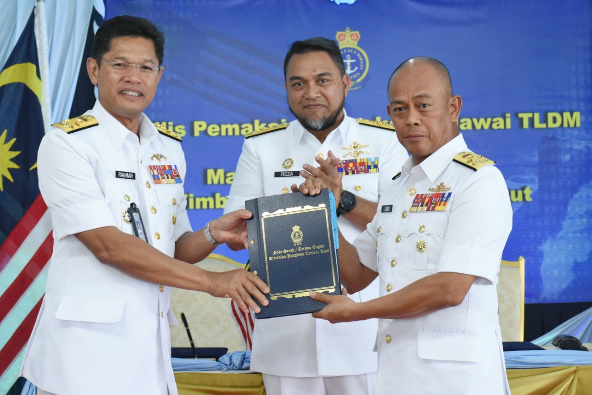 tldm_rasmi's tweet photo. Continuity.
Laksdya Datuk Sabri bin Zali secara rasmi mengambil alih tugas sebagai Timbalan Panglima Tentera Laut daripada Laksdya Datuk Abdul Rahman bin Ayob hari ini.
Majlis serah terima tugas disaksikan Laksamana Tan Sri Mohd Reza bin Mohd Sany di @kdsrigombak.
#NavyNews https://t.co/n30jIGzZvz