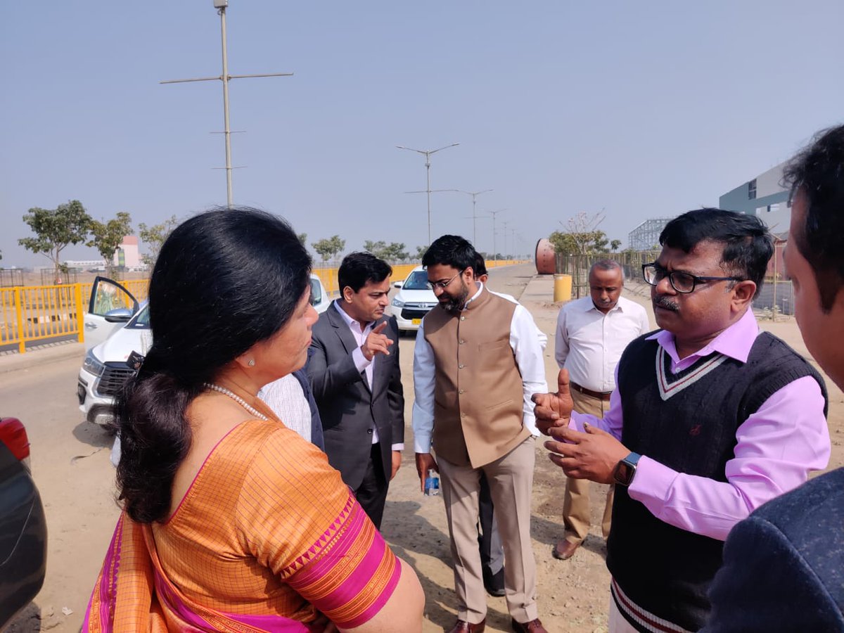 DholeraOfficial's tweet photo. Smt. @SumitaDawra, IAS, Special Secretary (Logistics), @DPIITGoI, @DoC_GoI and CEO &amp; MD, @nicdc01 along with Shri @AChaudhary01, Vice President - Corporate Affairs, @nicdc01 reviewed the Renew Power Plant at the Activation area of #DholeraSIR https://t.co/ZLFktjGGWO