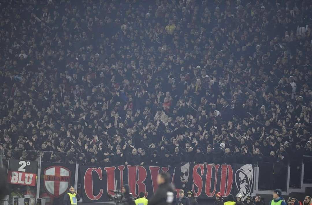 Lazio - Milan 

Milan tribünü #CurvaSudMilano